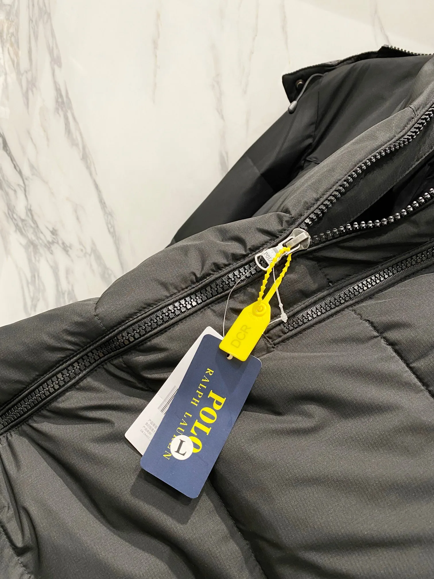 P700 Ralph Lauren/Ralph Lauren classic style winter new bright leather black down jacket jacket with removable hood extra thick plus velvet down jacket windproof and waterproof couple model [top version sold with anti-counterfeiting buckle] Purchase the original mold to create a full set of customized accessories Details determine success or failure 1. Imported barudan/Behringer embroidery machine customized 10,000-needle electric embroidery uses imported No. 7 needle imported embroidery thread to ensure that each word is full, three-dimensional and clear. It can be called the most expensive embroidery logo 2. It is filled with national standard 80 white duck down and has better thermal insulation performance. It is light and not heavy and has good fluff recovery after compression. 3. The inner lining is made of nylon and has a double-layer sealing design that will not cause any velvet leakage. The adjustable hem with a built-in drawstring buckle can prevent wind and cold. Ralph Lauren comes from the United States and has a strong American flavor. There are two brands under the name of Ralph Lauren: Poloby Ralph Lauren and Ralph Lauren has created a sales field of high-quality fashion in the world, and continues to promote the reputation of designer Ralph Lauren and the glorious image of the Ralph Lauren brand. Accessories: Original tag, washed label + electroplated YK zipper logo, the same style for both men and women, a must-have winter style. Color: bright black, matte black, navy blue, size: M~XXL
